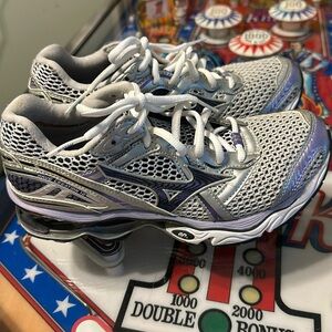 Mizuno wave creation 12 running shoes.